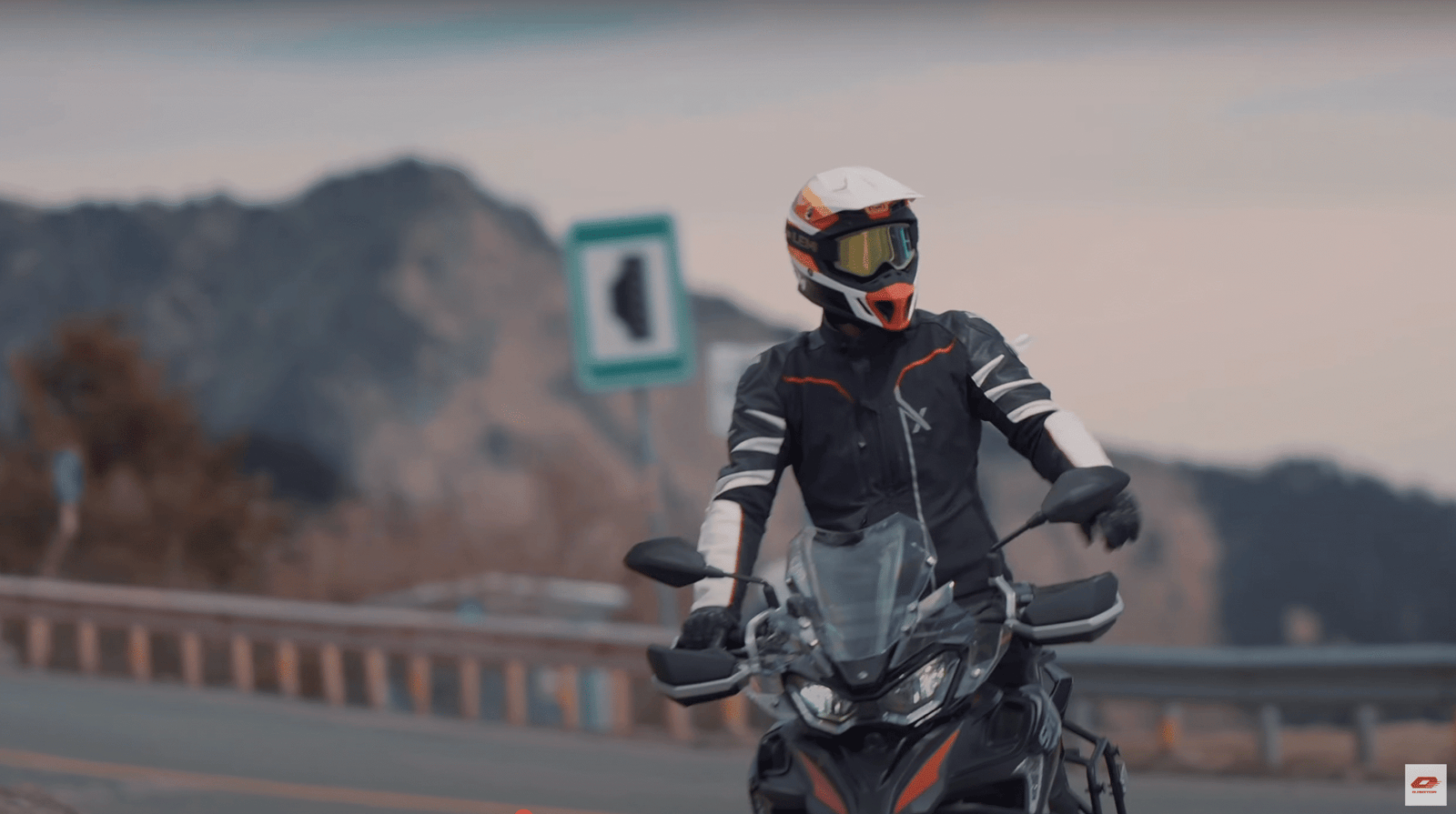 QJMotor SRT 800 SX, ficha técnica SRT 800 SX, motocicleta de aventura QJMotor, especificaciones SRT 800 SX, precio QJMotor SRT 800 SX México, comparativa SRT 800 SX vs Ténéré 700, KTM 790 Adventure, Honda Africa Twin 750, tecnología SRT 800 SX, rendimiento QJMotor SRT 800 SX.